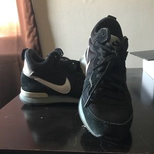 Nike internationalist mid